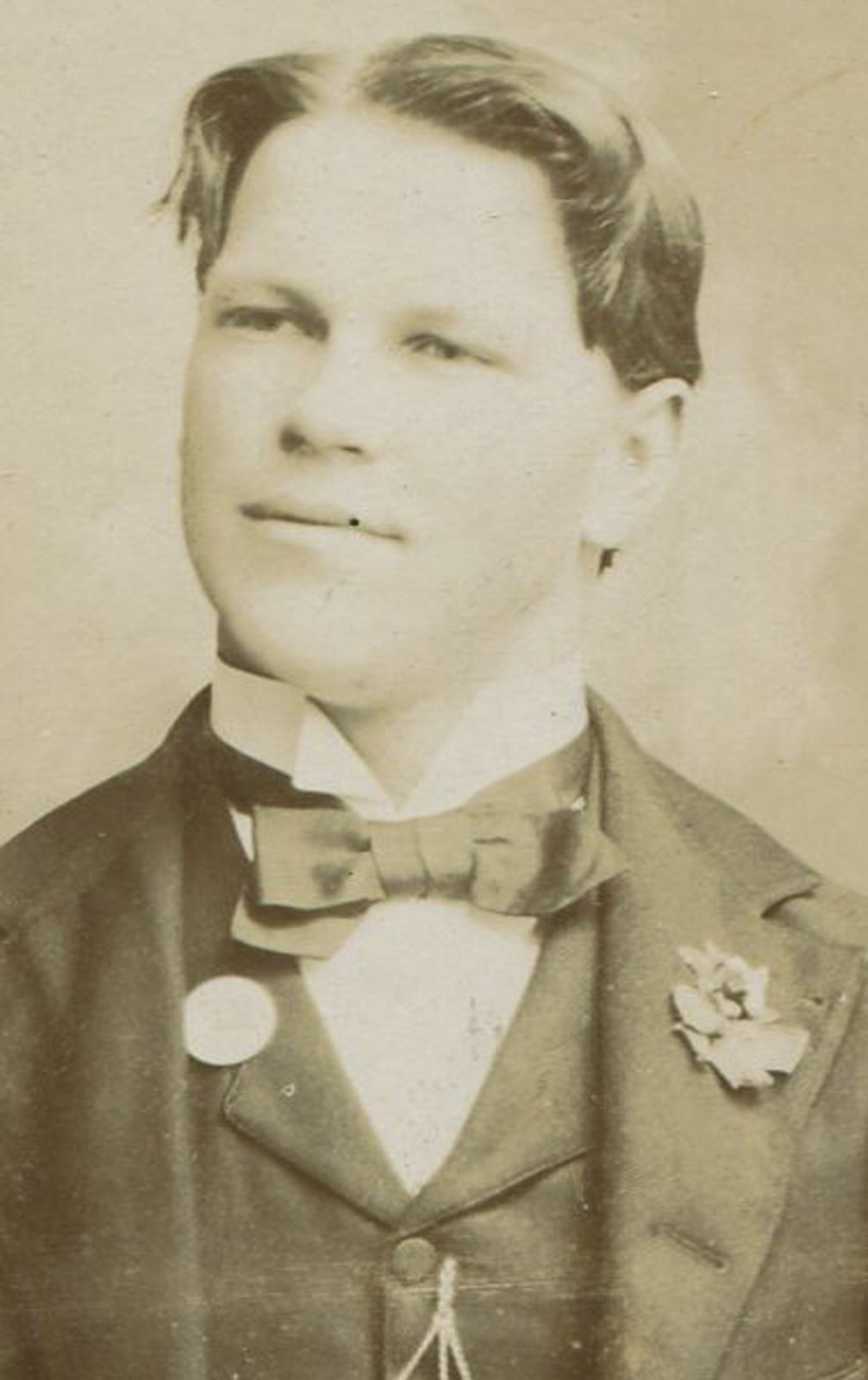 CONFIDENT YOUNG MAN, HEAD TILT AND SEMI SMILE. 1900s.