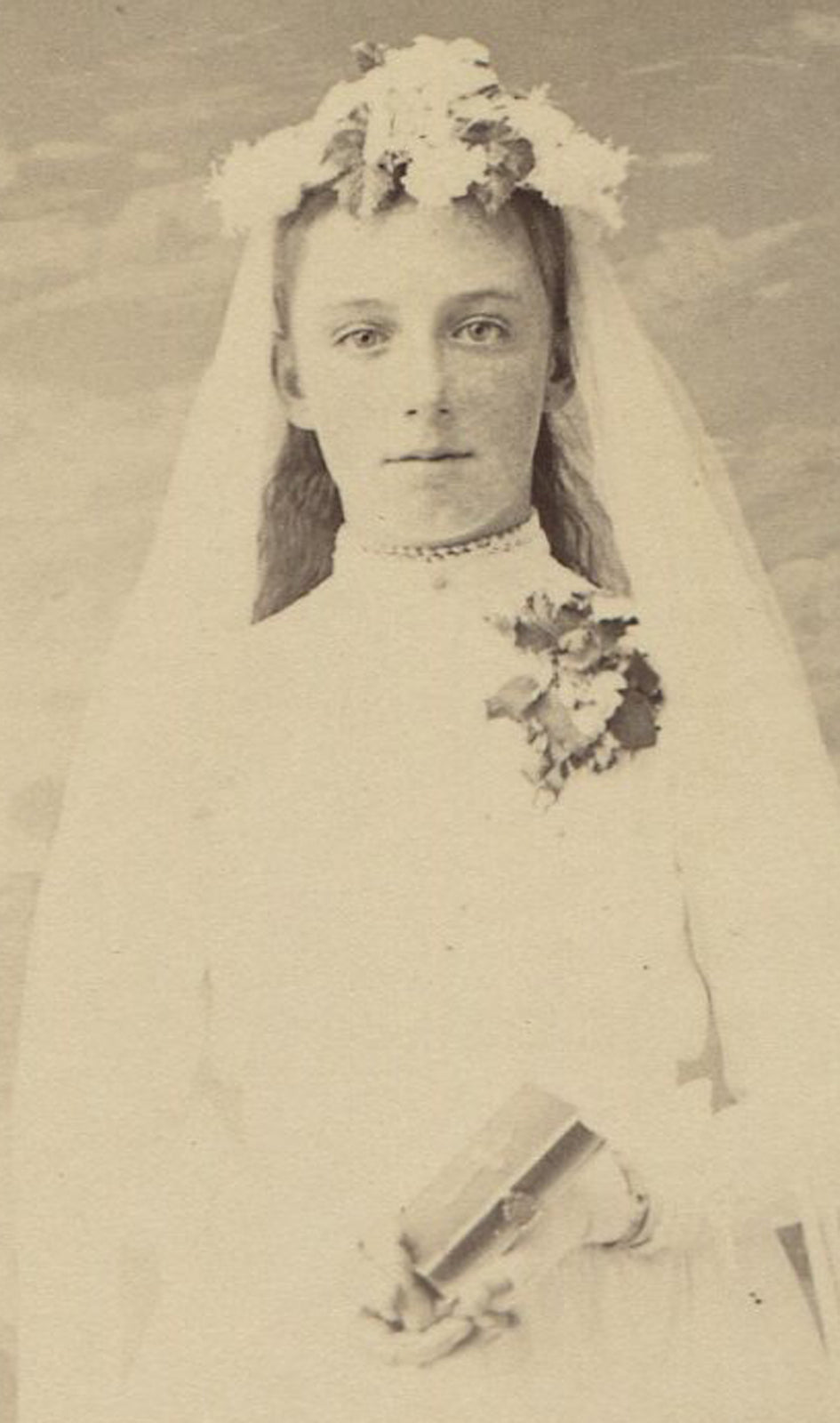GIRL IN COMMUNION OUTFIT, HOLDING PRAYER BOOK. CABINET CARD, WILLIAMSTON, MICH.