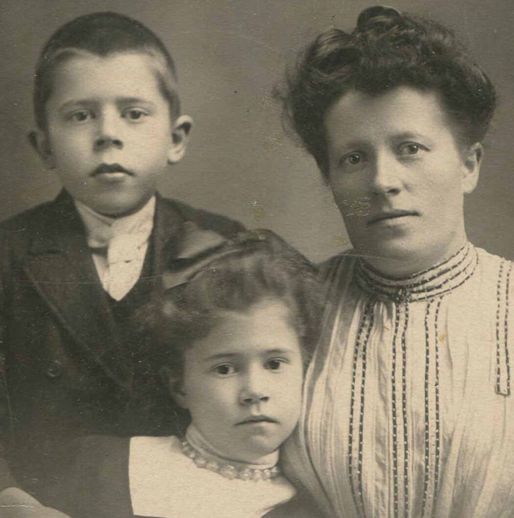 Vintage Mother & Daughter with Protective Son Oval Photo 5x3.5 in – Original,