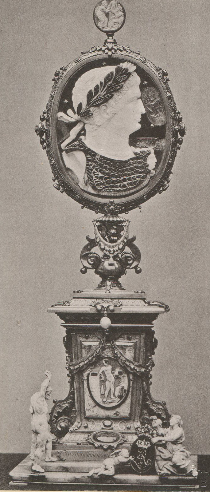 ORNATE STATUE OF NERO/ROMAN FIGURE IN PROFILE. DRESDEN, GERMANY. CABINET CARD.