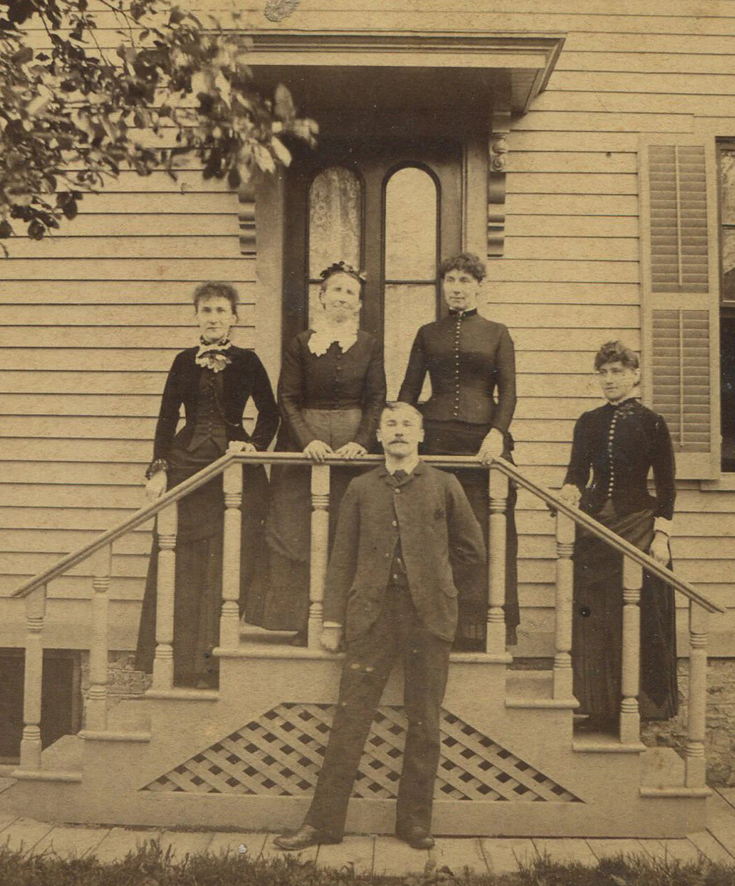 Vintage cabinet card photo: dressmaker shop workers - early 20th century
