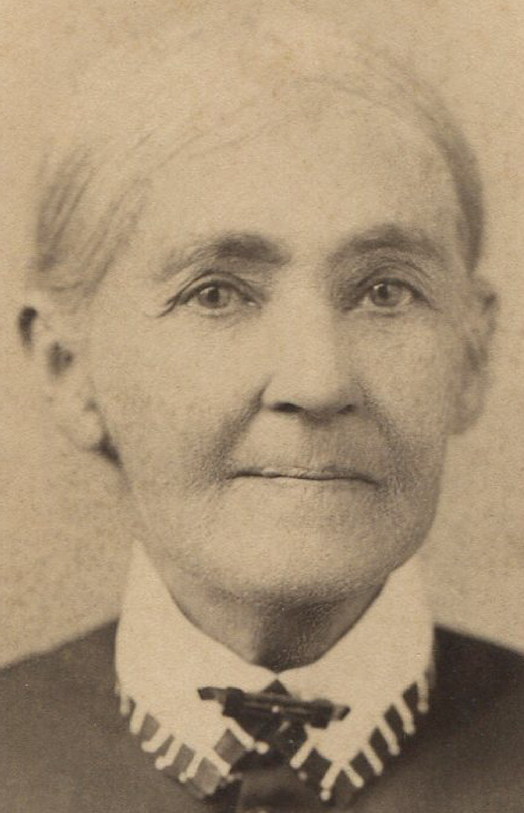 SMILING OLD WOMAN W/THICK EYEBROWS. CABINET CARD. COLUMBUS, IND.