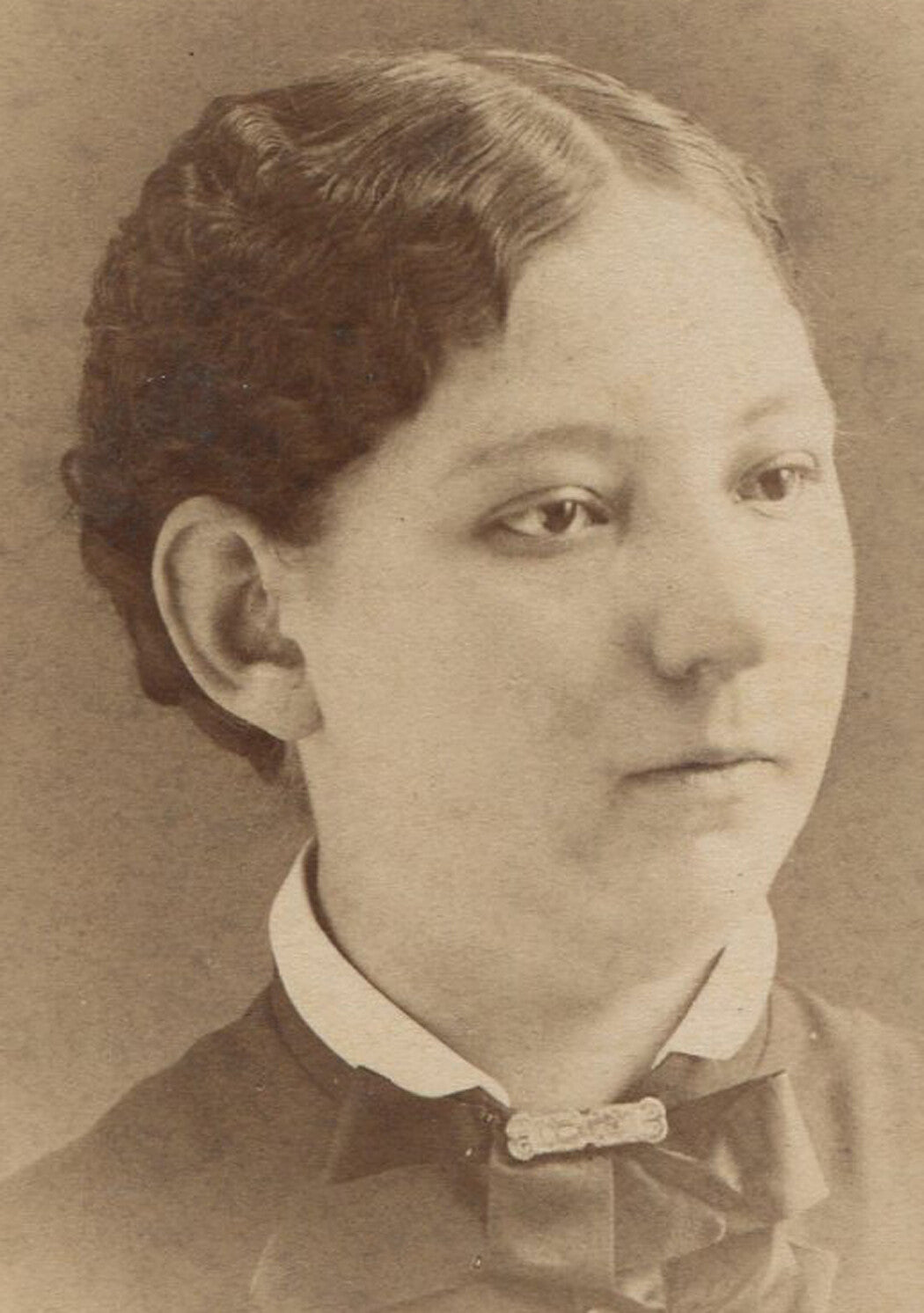 OVAL FACED WOMAN, RECEDING CHIN. CABINET CARD. LANARK, ILL.