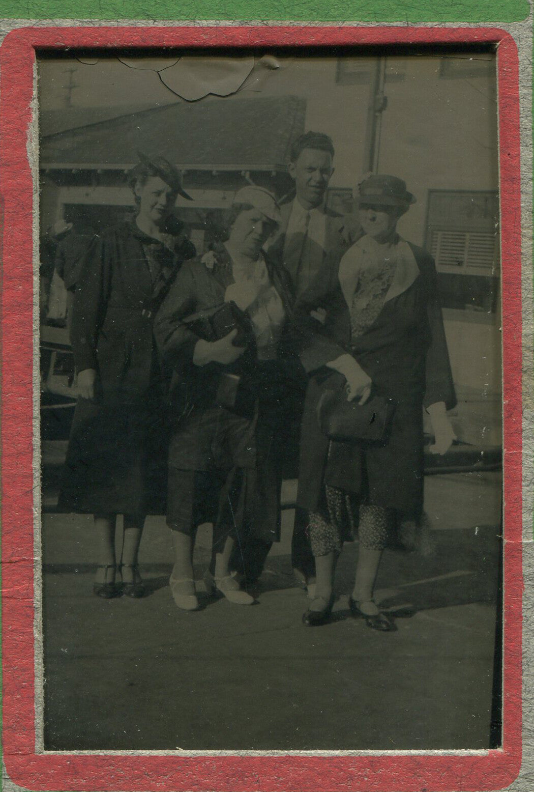 MAN W/ 4 WOMEN IN HATS. 1936. TINTYPE IN PERIOD PAPER MAT.