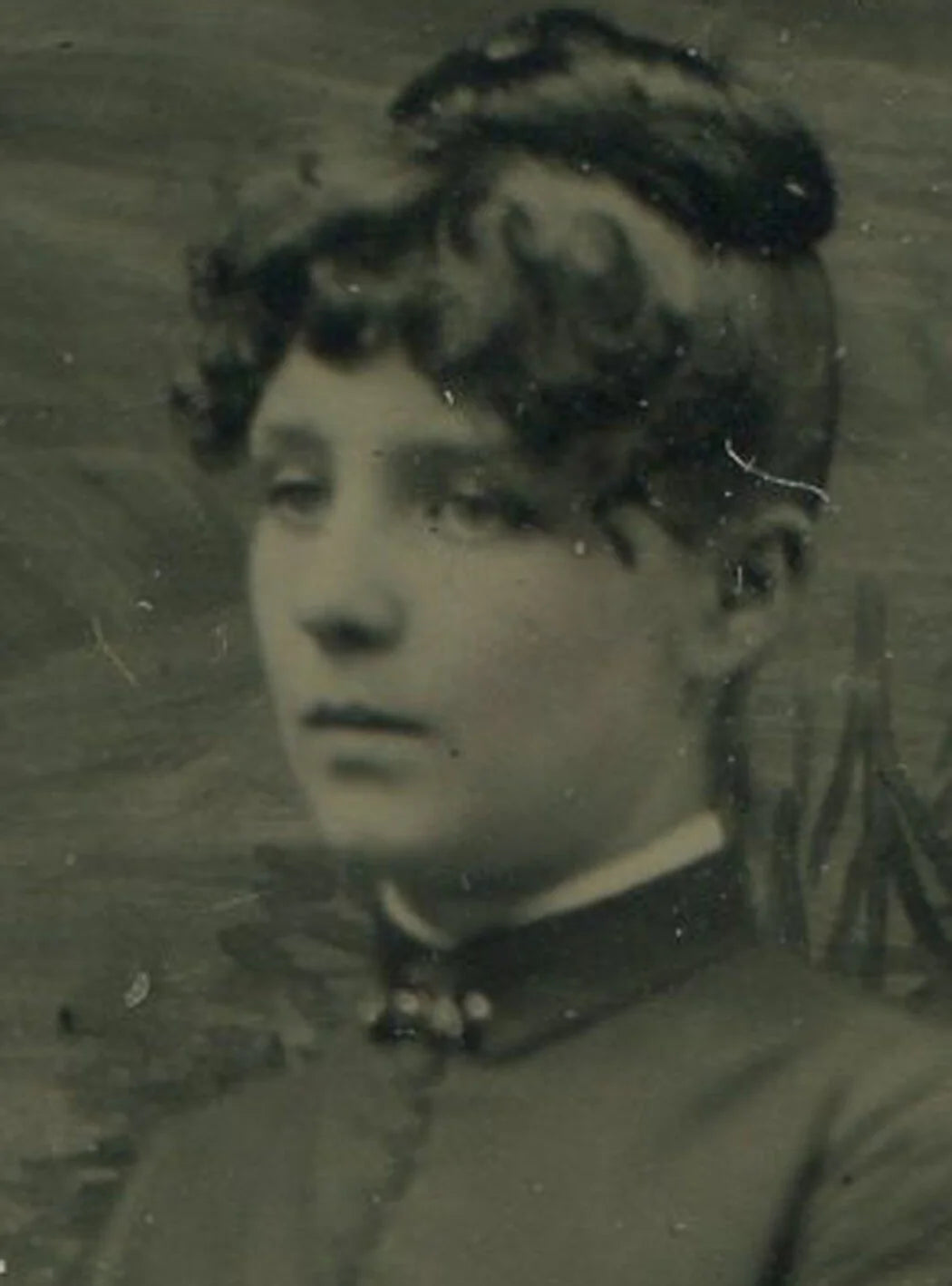 WOMAN STANDING POSE, PAINTED BACKGROUND. TINTYPE IN PERIOD PAPER MAT.