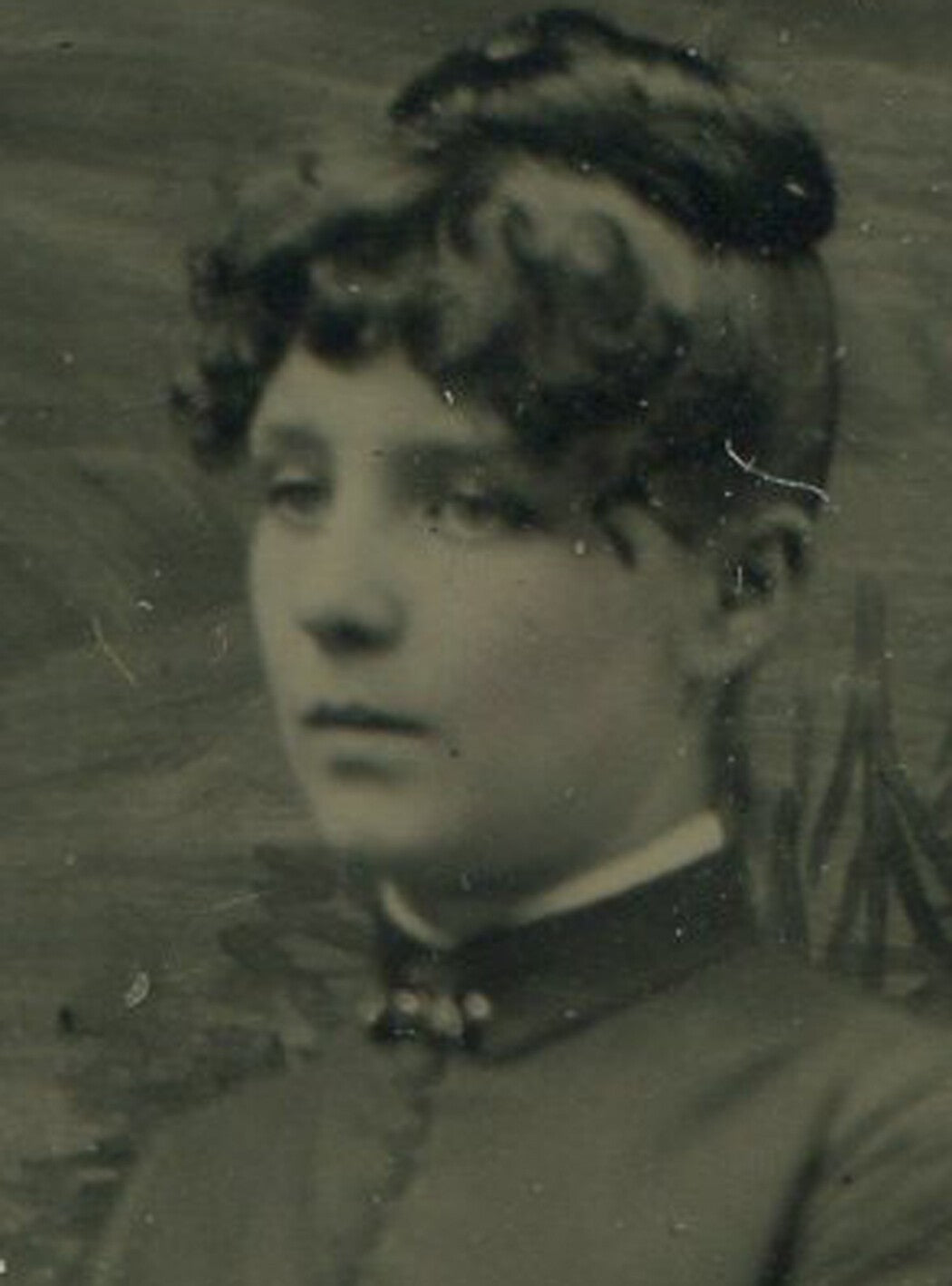 WOMAN STANDING POSE, PAINTED BACKGROUND. TINTYPE IN PERIOD PAPER MAT.