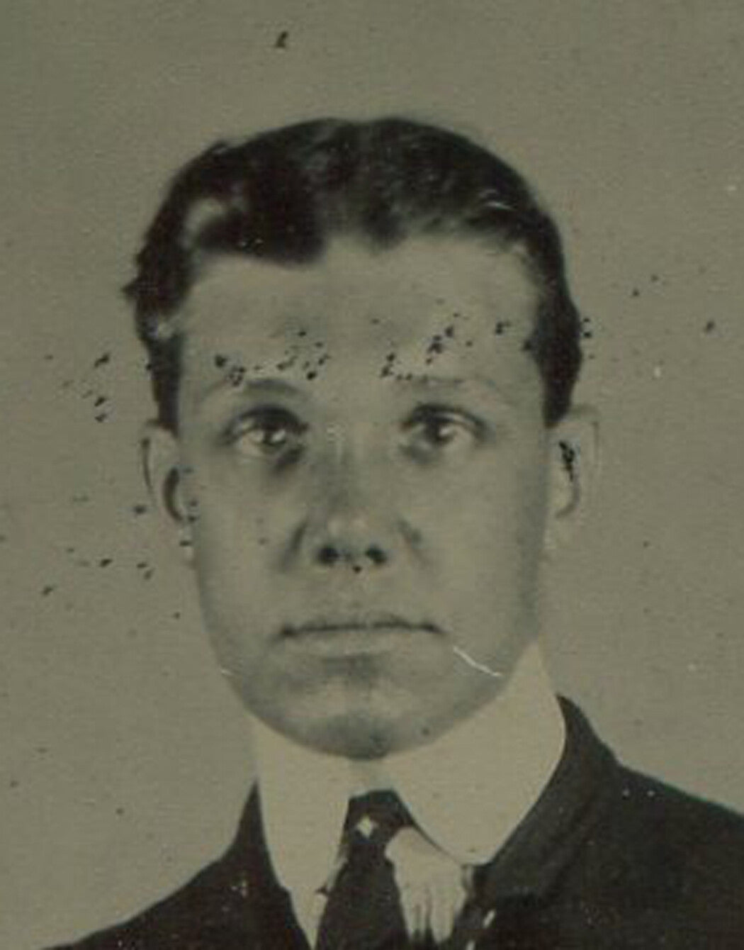OVERLY CONFIDENT MAN, RELAXED SEATED POSE. TINTYPE, PERIOD PAPER MAT.