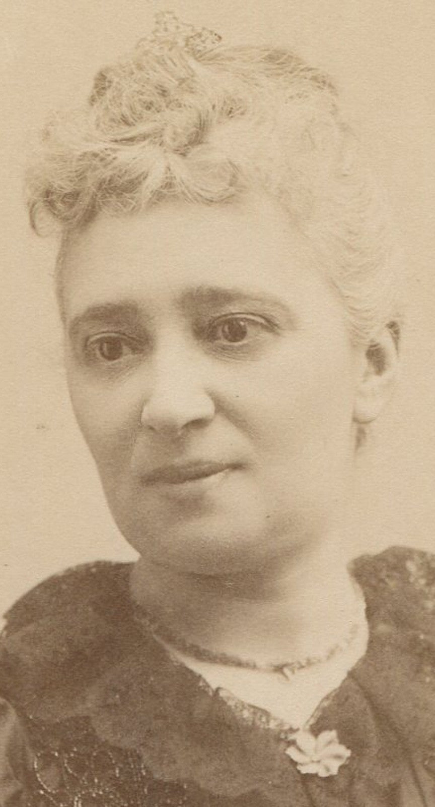 Vintage cabinet card photo: Heavy-Eyed woman with middle-distance gaze,