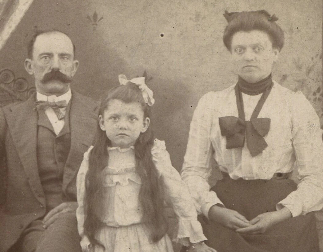 STRANGE FAMILY, YOUNG DAUGHTER. CABINET CARD.