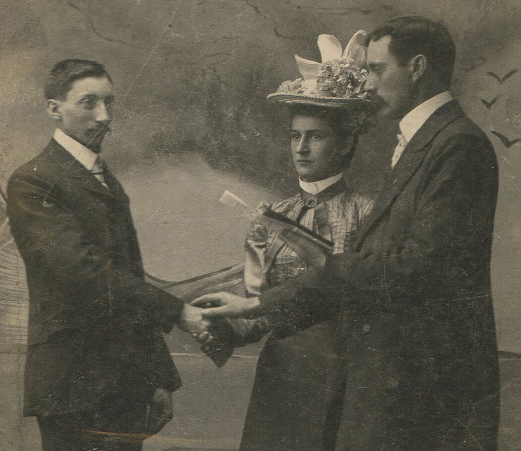 MARRIAGE CEREMONY, OFFICIAL HOLDS HANDS W/COUPLE. UNIQUE. CABINET CARD.