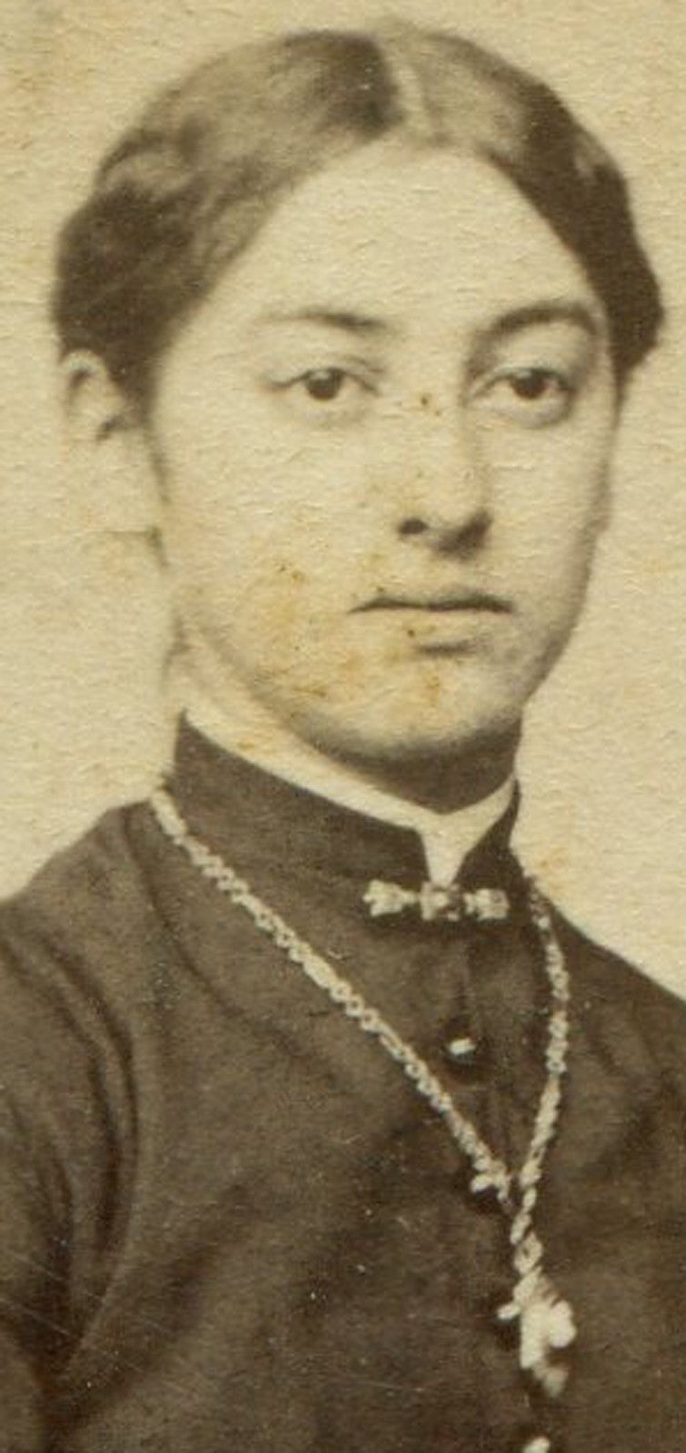 YOUNG WOMAN POSED IN FRONT OF PAINTED BACKGROUND. CDV. BETHLEHEM, PA.