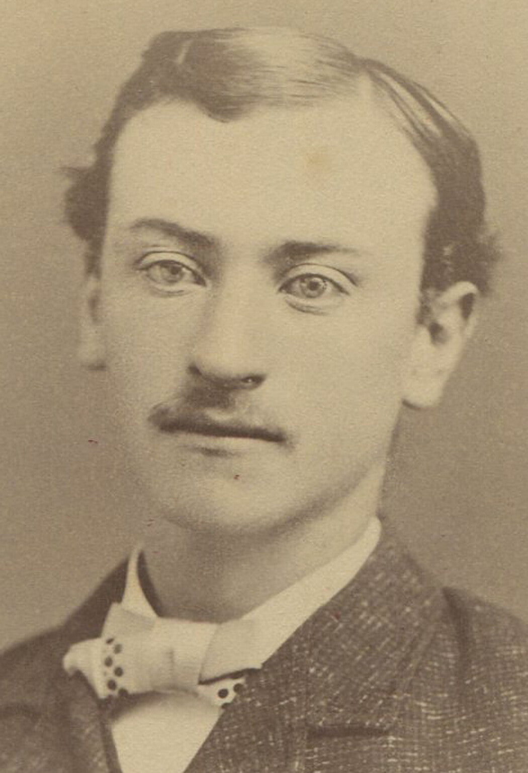 MAN, MIDDLE GAZE, POLKA DOT TIE. CABINET CARD.