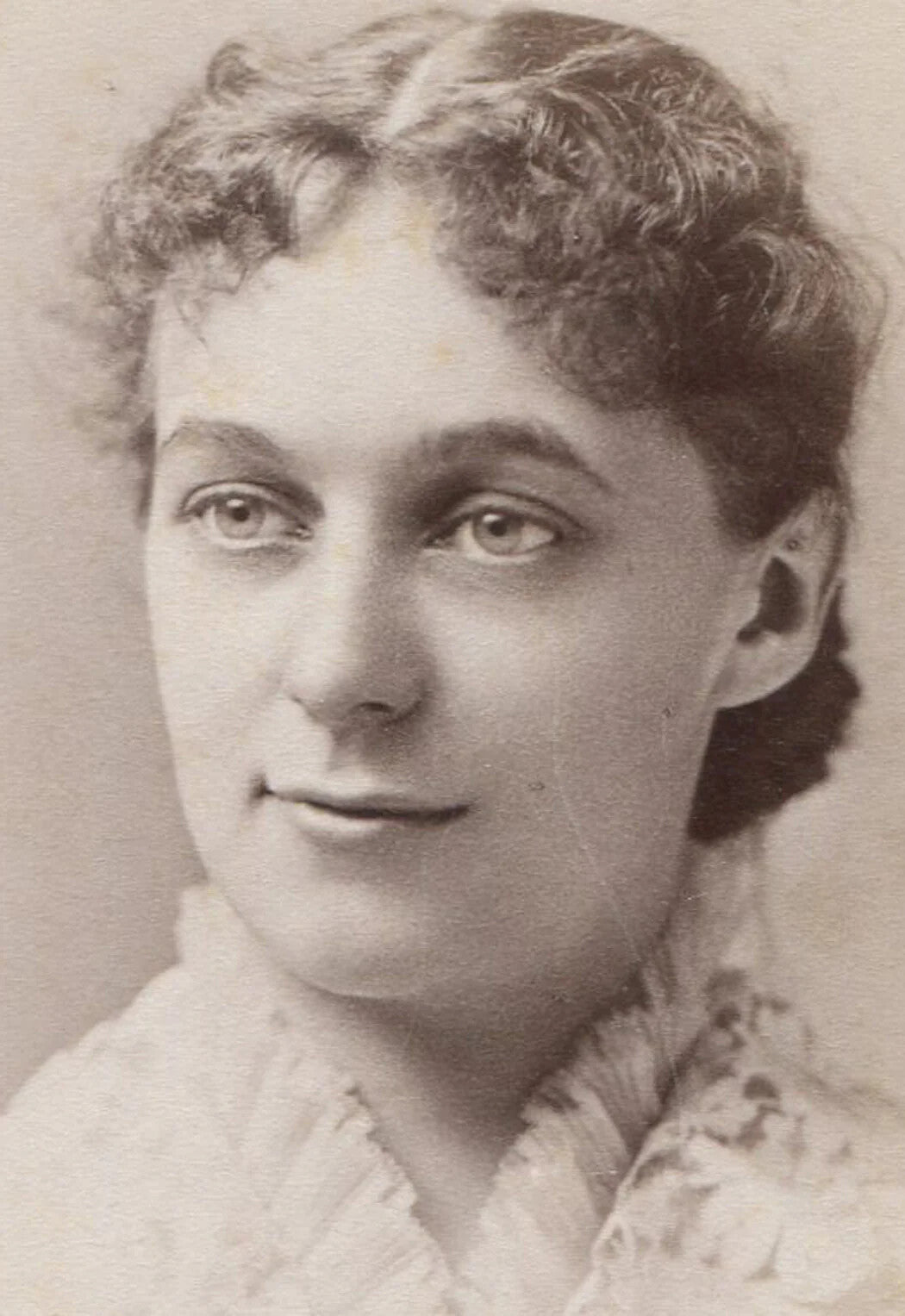 WOMAN W/ KNOWING, MISCHIEVOUS EXPRESSION. CABINET CARD. BOSTON, MASS.
