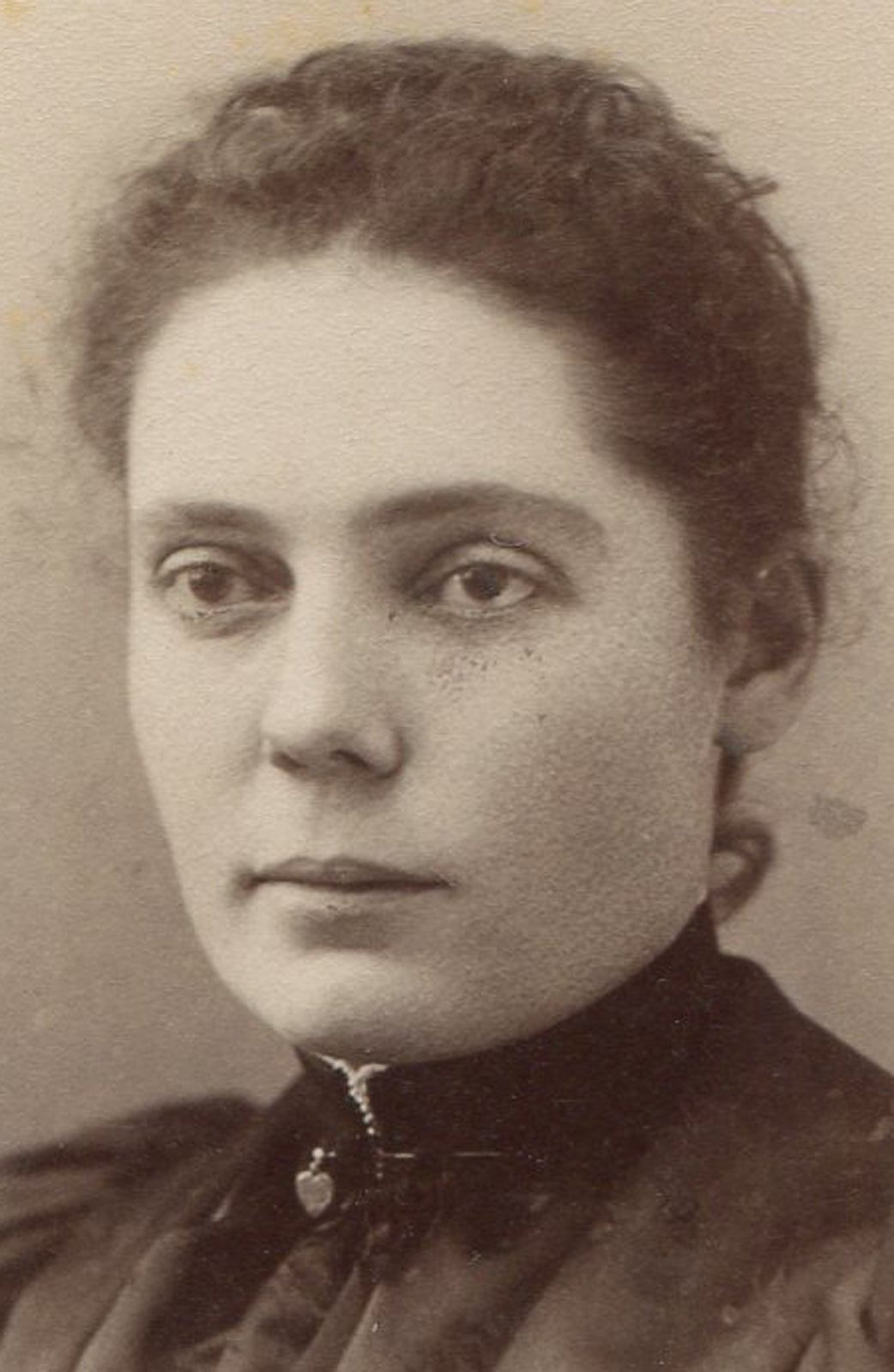 PRETTY WOMAN IN PUFFY SLEEVED DRESS. CABINET CARD. BOSTON, MASS.