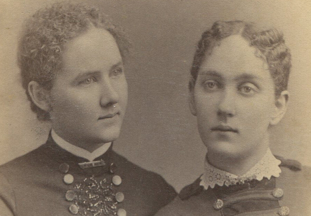 SISTERS W/VERY TIGHT HAIR CURLS, ORNATE DRESSES. CABINET CARD. SYRACUSE, N.Y.