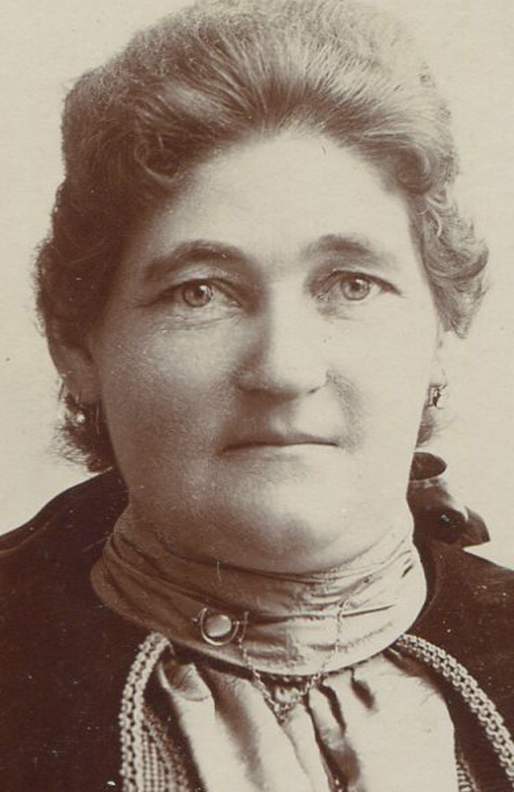 FLAMBOYANT WOMAN IN ORNATE DRESS. CABINET CARD.