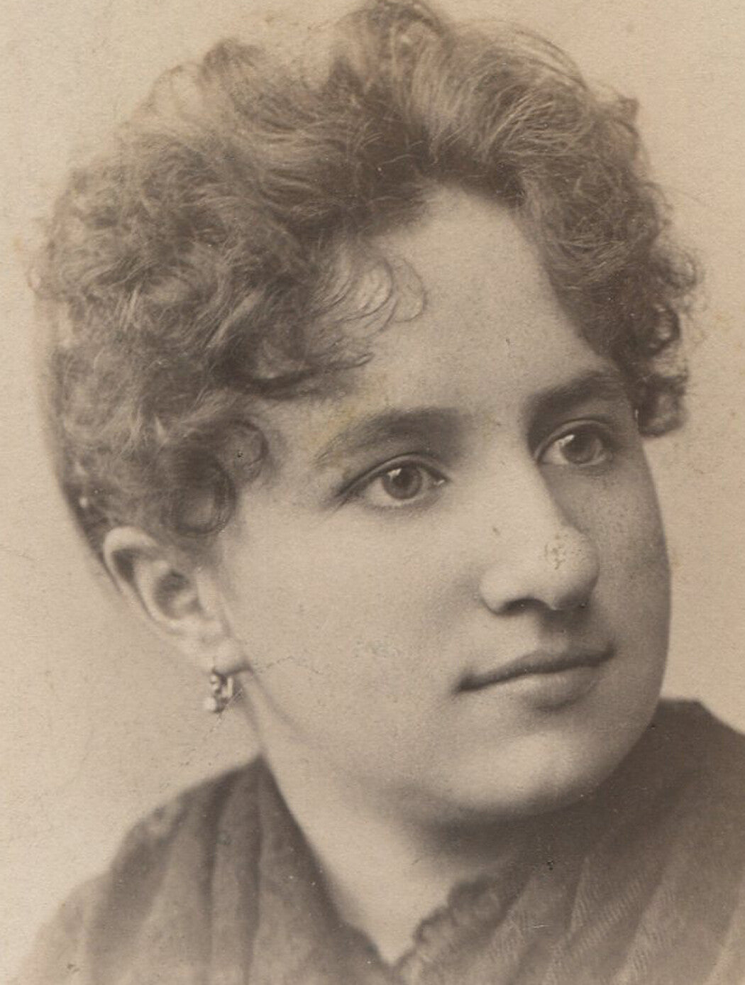 CURLY HAIRED WOMAN, UNIQUE CASUAL PROFILE POSE. CABINET CARD. WHEELING, W.VA.