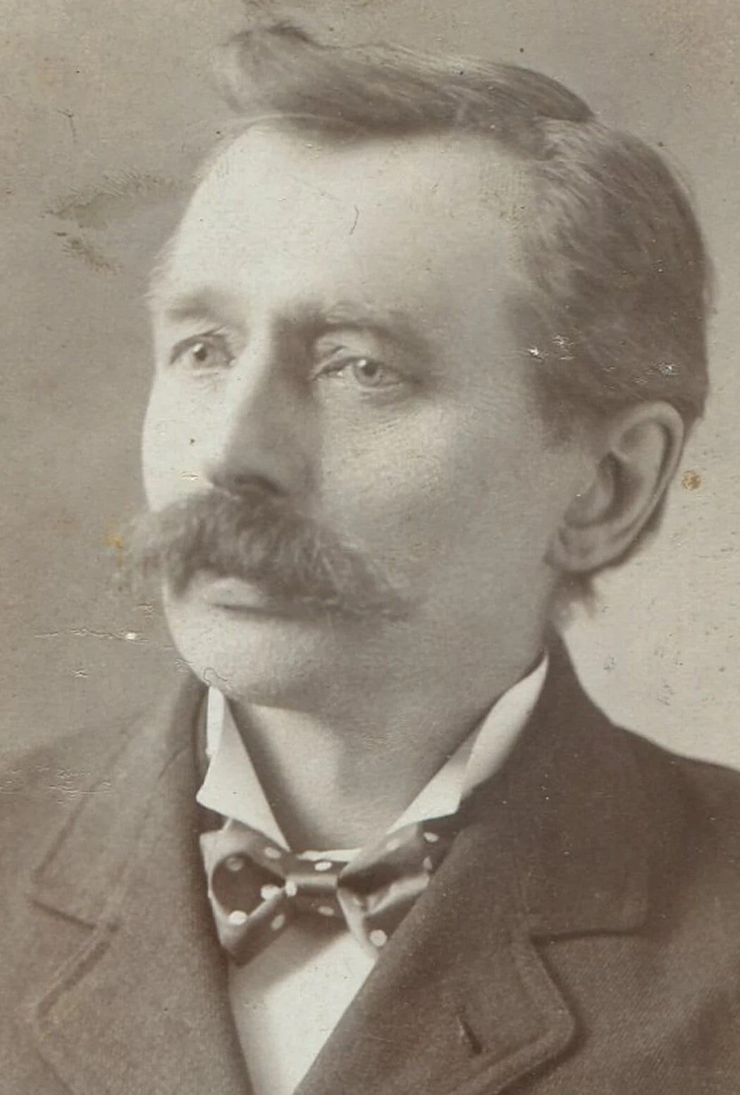 MAN IN POLKA DOT TIE RETHINKING HIS MUSTACHE. CABINET CARD. CHICAGO, ILL.