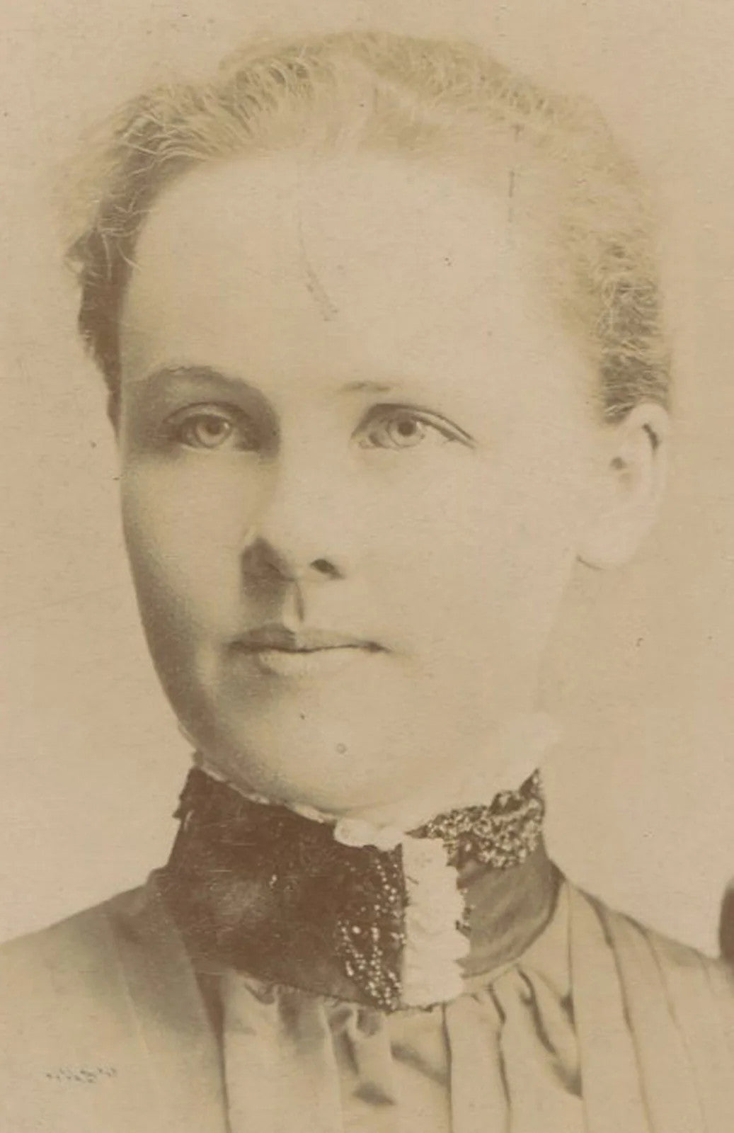 WOMAN W/HIGH ORNATE COLLAR. CABINET CARD. APPLETON, WIS.