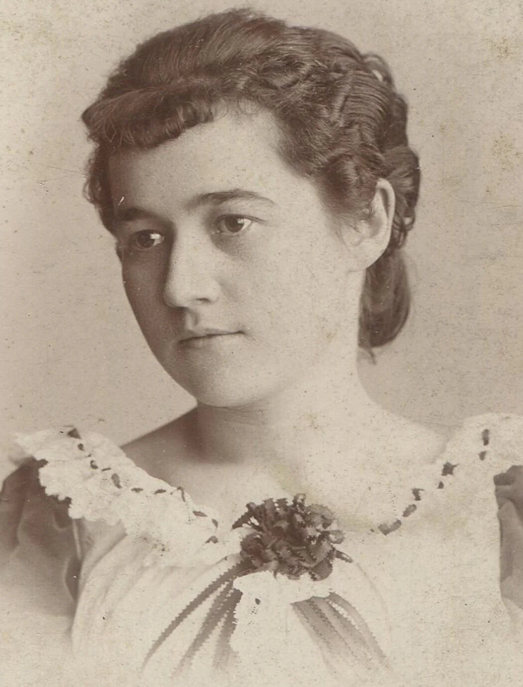 WOMAN, SHORT DARK HAIR, OPEN NECK DRESS. CABINET CARD. CHICAGO, ILL.