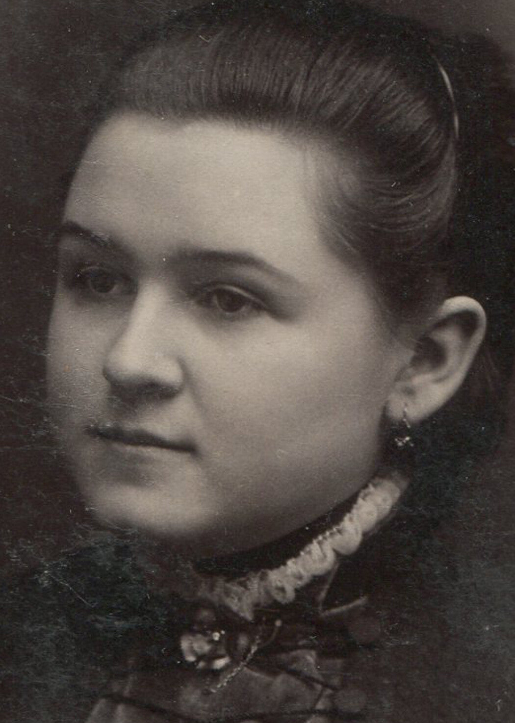 SOFT FEATURED WOMAN IN UNIQUE DRESS. CABINET CARD.