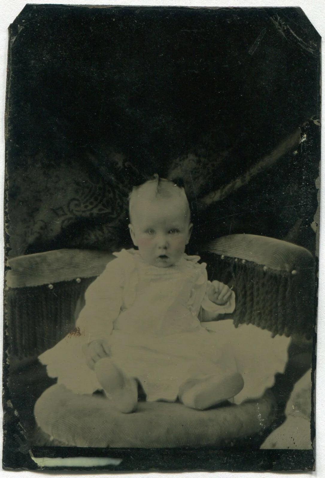 HIDDEN MOTHER WITH BABY. TINTED TINTYPE.