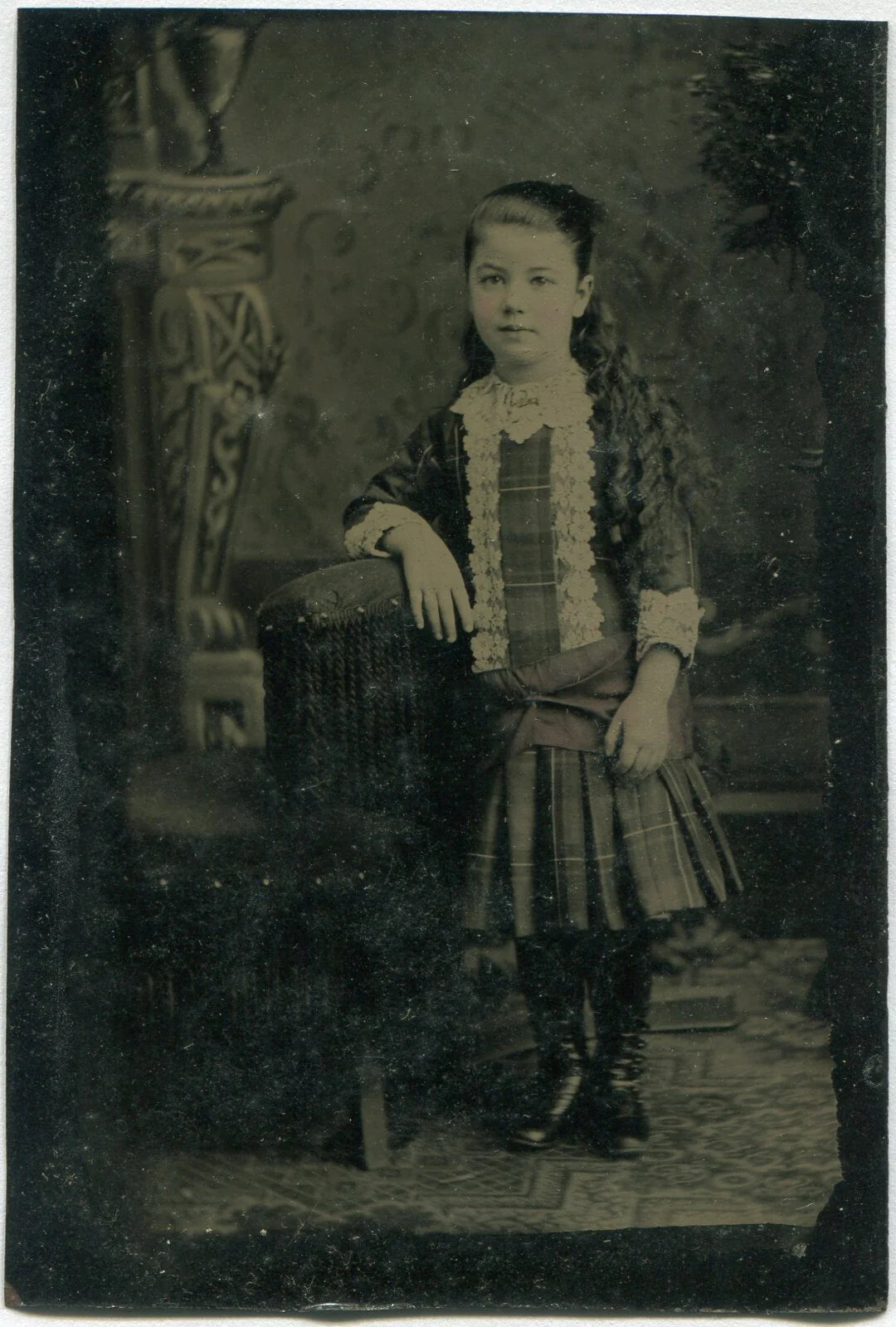 GIRL IN PRETTY DRESS. PAINTED BACKGROUND. TINTED TINTYPE.