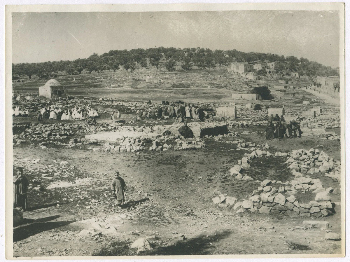 FAMILIES GATHERED AT BURIAL GROUND, HEBRON, PALESTINE. WWI. (8x10 REPRINT)