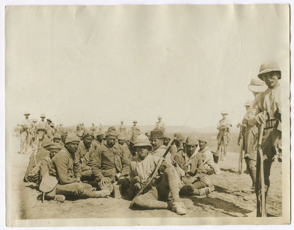 BRITISH TROOPS REST TURKISH PRISONERS ON MARCH TO BAGHDAD. (8x10 REPRINT)