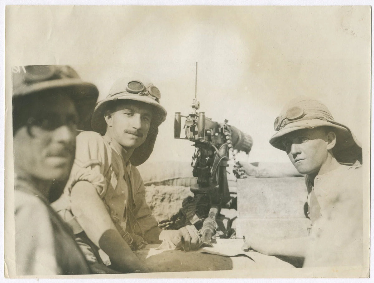 BRITISH TROOPS W/MACHINE GUN. MESOPOTAMIA. WWI. (8x10 REPRINT)