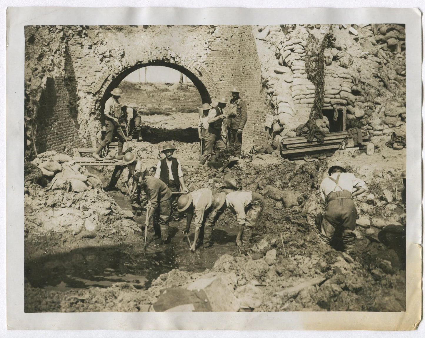 BRITISH TROOPS DRAIN LOW GROUND NEAR FRONT. WWI. (8x10 REPRINT)