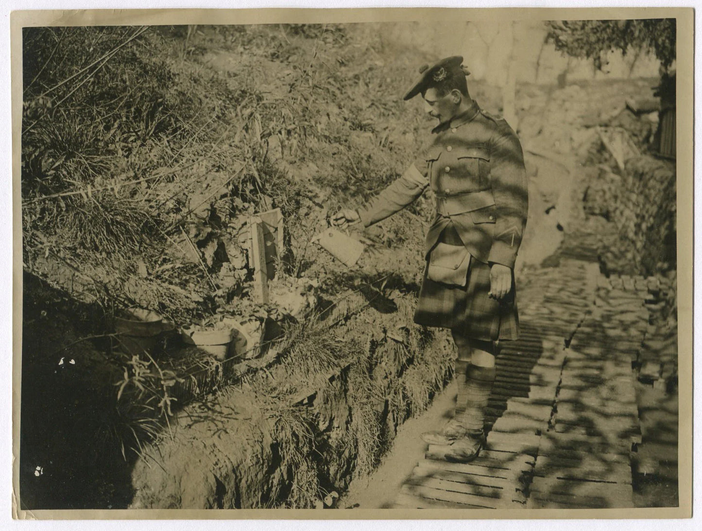 BRITISH(SCOTLAND) HIGHLANDER WATERING FLOWER OUTSIDE HIS DUGOUT. (8x10 REPRINT)