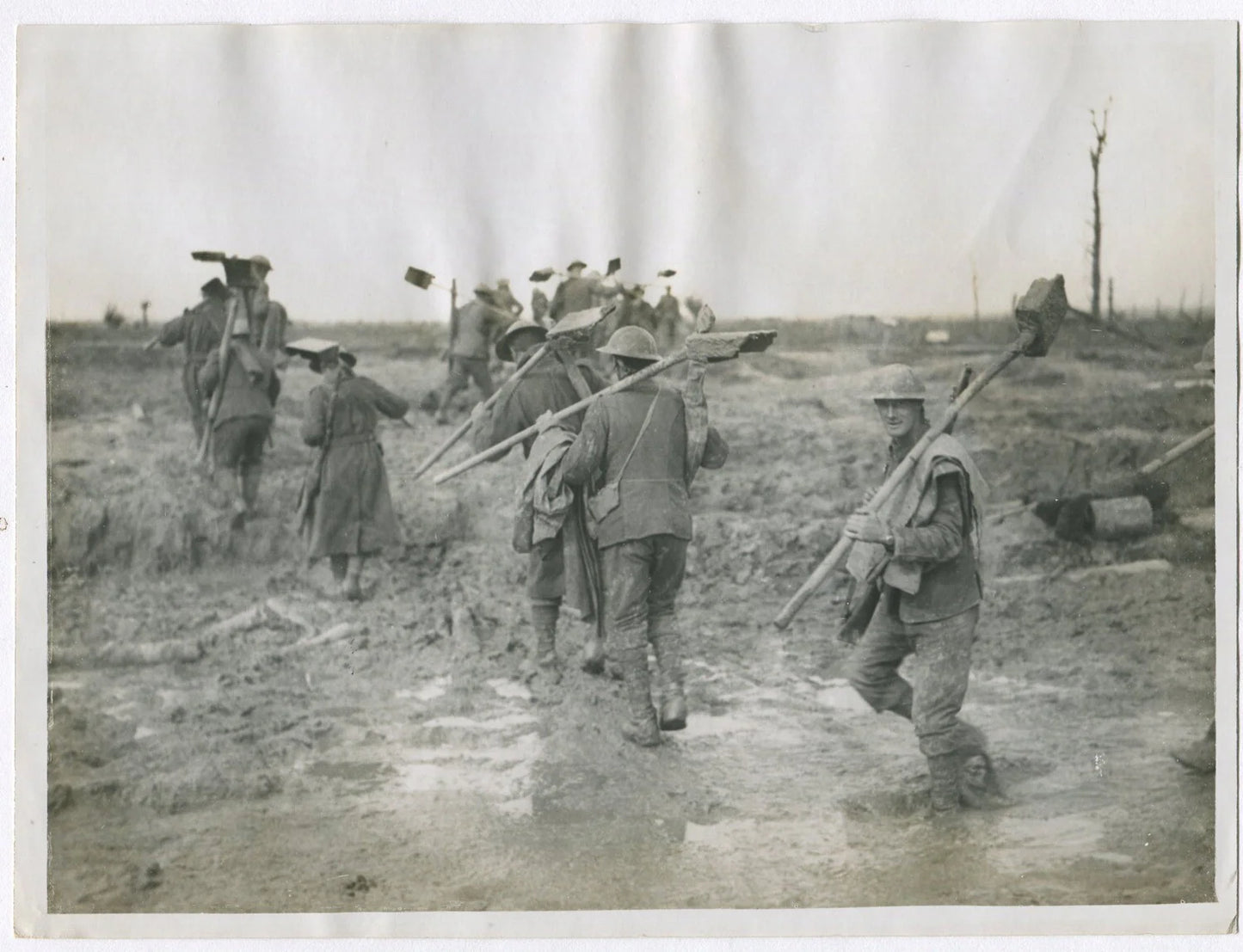 BRITISH TROOPS CLEARING MUD FROM NEWLY CAPTURED ROADS. WWI. (8x10 REPRINT)