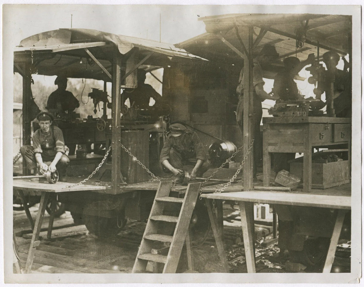 NEW ZEALAND MOBILE MOTOR CAR REPAIR UNIT. WWI. (8x10 REPRINT)