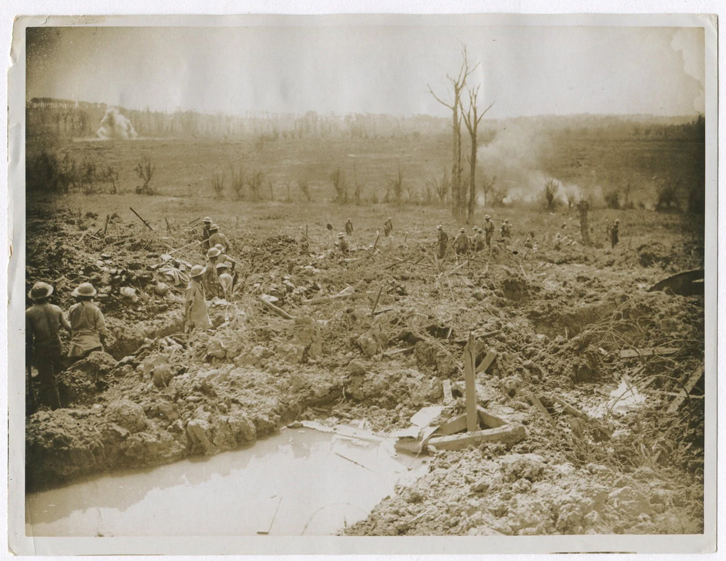 EXPLODING SHELLS, BRITISH SAPPERS LAY COMMUNICATION LINES. WWI. (8x10 REPRINT)