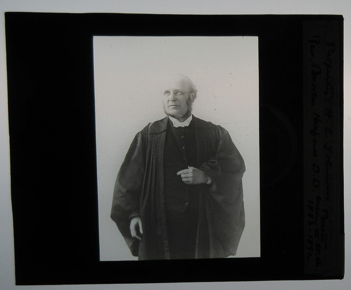 MAN POSED IN RELIGIOUS ROBES. PHOTO ON GLASS.