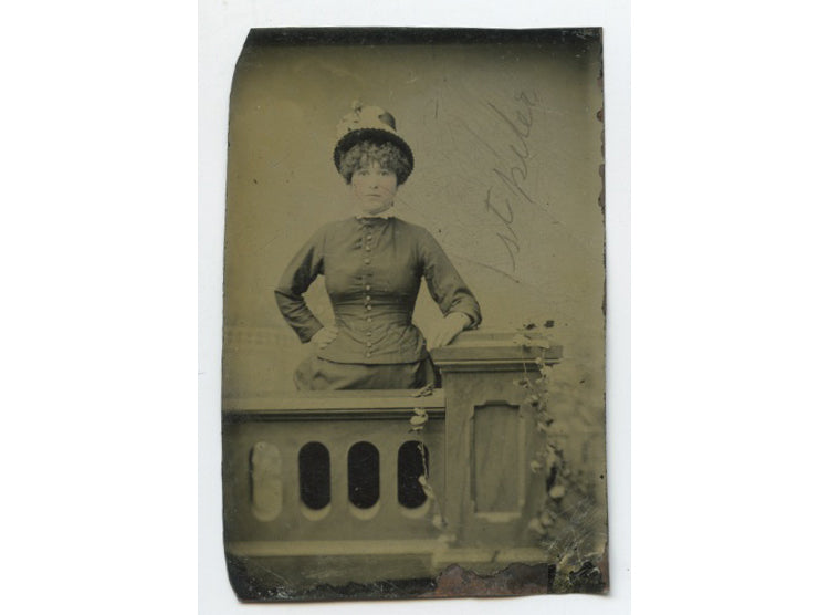 ANTIQUE TINTYPE STUDIO PORTRAIT OF YOUNG LADY WITH CURLY HAIR GREAT HAT