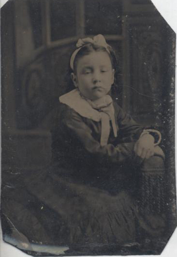 TINTYPE PORTRAIT OF LITTLE GIRL IN LARGE BOW WITH HER EYES CLOSED