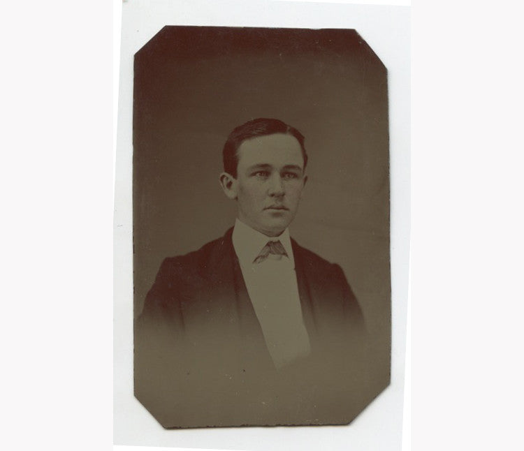TINTED CHEEKS, TINTYPE PORTRAIT YOUNG, CLEAN SHAVEN MAN, 1/6 PLATE