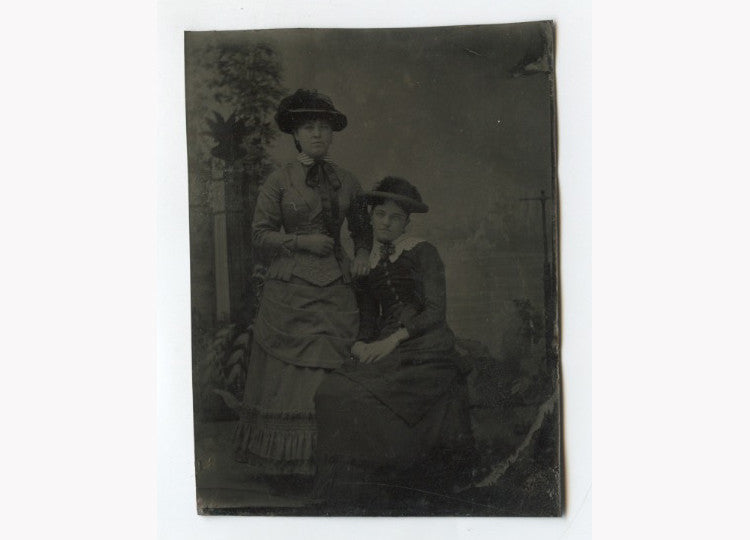 TINTYPE PORTRAIT 2 WELL-DRESSED LADIES MOTHER/ DAUGHTER? GREAT HATS, 1/6 PLATE