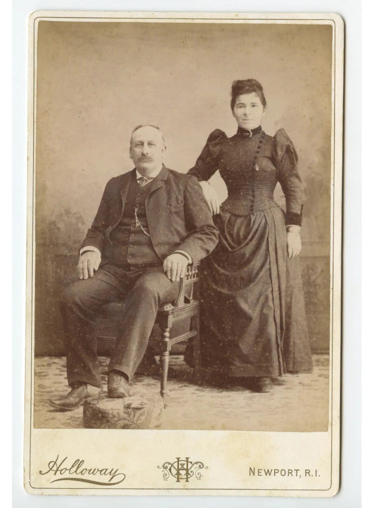 CAB PHOTO MAN + WIFE FROM NEWPORT, RI, PORTRAIT BY HOLLOWAY, GRAPHIC BACK