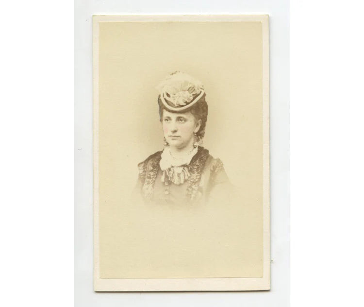 LADY FROM PHILLY, PA, GREAT HAT, CDV STUDIO PORTRAIT BY WENDEROTH