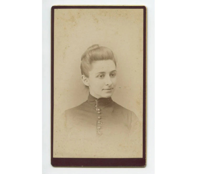 CDV STUDIO PORTRAIT LADY W/ DARK COLORED DRESS