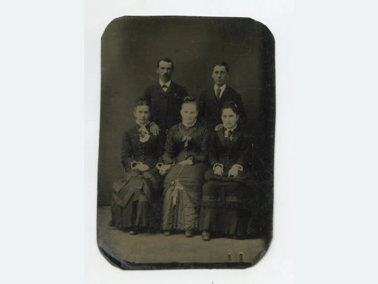 GROUP PHOTO, FAMILY - 5 ADULTS, TINTYPE STUDIO PORTRAIT, 1/6 PLATE