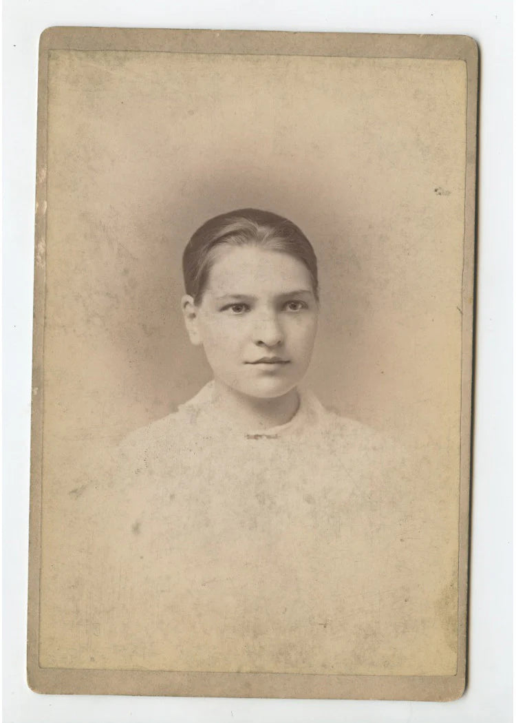 CAB CARD PHOTO PRETTY LADY FROM JAMESTOWN, NY, BY SKUTT, GRAPHIC BACK