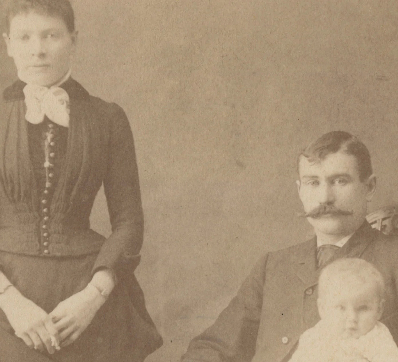 CAB CARD PHOTO OF YOUNG FAMILY FROM LAPEER, MICH, BY LOFFT