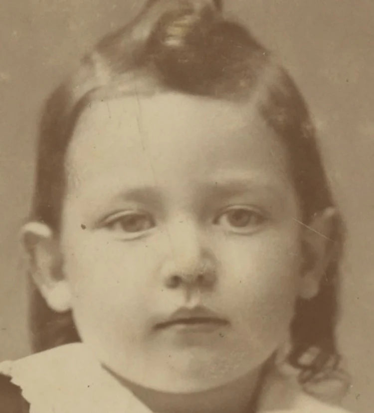 CAB CARD PHOTO CHILD W/ GREAT OUTFIT FROM INDIANA, PA, BY SMITH, GRAPHIC BACK