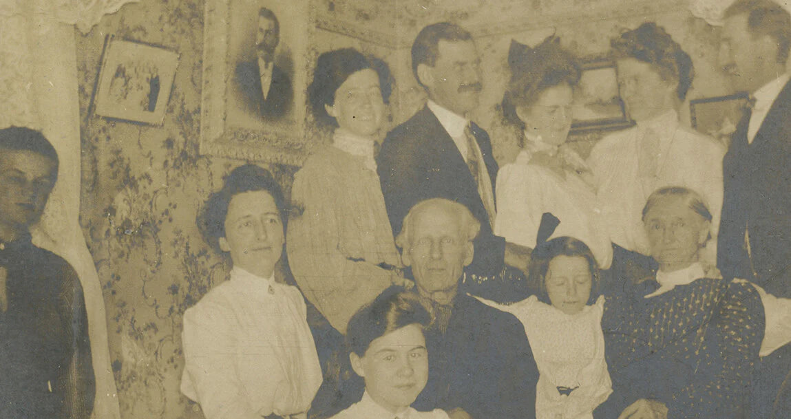 1900 FAMILY PHOTO