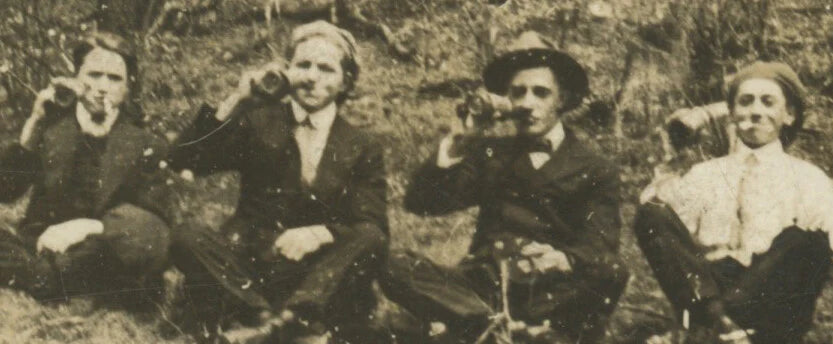 4 MEN SMOKING + DRINKING, VINT PHOTO, HAVING FUN/WINTER SCENE SITTING ON GROUND