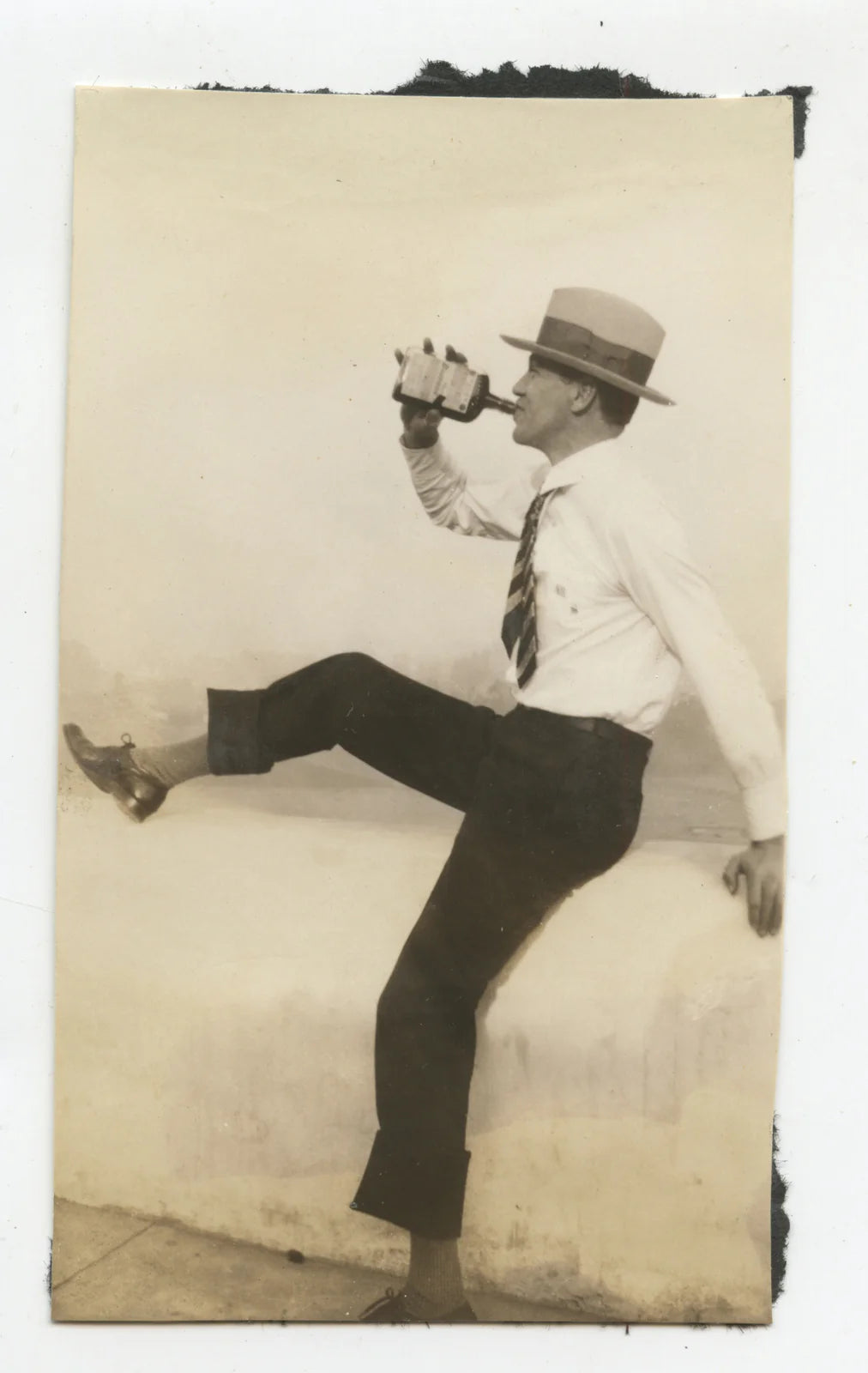 MAN DRINKING FROM LIQUOR BOTTLE, VINT PHOTO